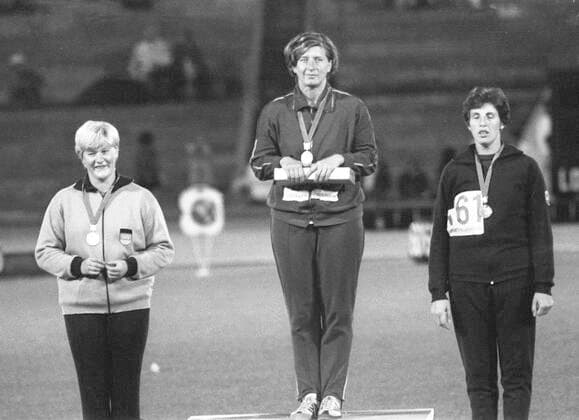 Olympische Spiele 1968 in Mexiko-City. Siegerehrung Diskus Frauen. V.l: Liesel Westermann (BRD Silber), Lia Manoliu (RUM Gold) und Jolan Kleiber (UNG Bronze). 18.10.1968. *** Olympic Games 1968 in Mexico City Award Ceremony Discus Women V l Liesel Westermann BRD Silver , Lia Manoliu RUM Gold and Jolan Kleiber UNG Bronze 18 10 1968 HM