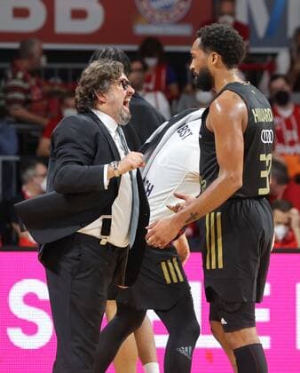 Bayerns Head Coach Andrea TRINCHIERI and Bayerns 32 Darrun HILLARD Basketball, FC Bayern Athens, on 18 11 2021, Basketball Euroleague, FC Bayern Muenchen Basketball Panathinaikos Opap Athens, 2021 2022 season in Munich, A U D I D O M E, Germany Source Copyright Credit Oryk HAIST x1DX34209.JPGx