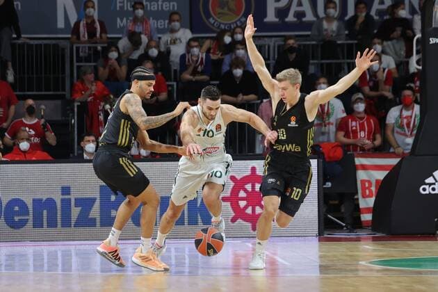 ayerns 13 Andreas OBST, Athens 10 PAPAPETROU and Bayerns 10 Ognien JARAMAZ Basketball, FC Bayern Athens, on 18 11 2021, Basketball Euroleague, FC Bayern Muenchen Basketball Panathinaikos Opap Athens, 2021 2022 season in Munich, A U D I D O M E, Germany Source Copyright Credit Oryk HAIST x1DX34242.JPGx