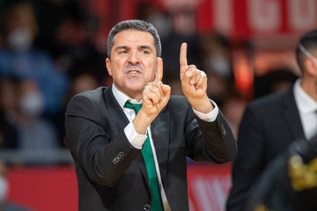 Coach Dimitris Priftis Panathinaikos Athens , FC Bayern Basketball vs Panathinaikos Athens, Euroleague, 18 11 2021 Munich Bavaria Germany Copyright: xkolbert-press UlrichxGamelx