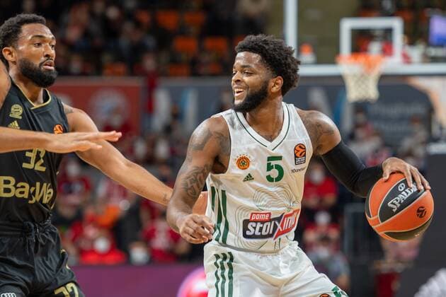 Darrun Hilliard 32 FC Bayern , Daryl Macon 5 Panathinaikos Athens , FC Bayern Basketball vs Panathinaikos Athens, Euroleague, 18 11 2021 Muenchen Bayern Germany Copyright: xkolbert-press UlrichxGamelx