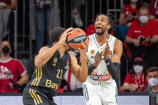 Augustine Rubit 21 FC Bayern , Jeremy Evans 40 Panathinaikos Athens , FC Bayern Basketball vs Panathinaikos Athens, Euroleague, 18 11 2021 Muenchen Bayern Germany Copyright: xkolbert-press UlrichxGamelx
