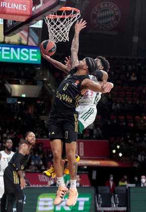 18 11 2021, Euro League FC Bayern Basketball vs Panathinaikos, Audi Dome Munich, basketball, sports, pictured Nick Weiler Babi FCB Basketball vs Daryl Macon Panathinaikos.