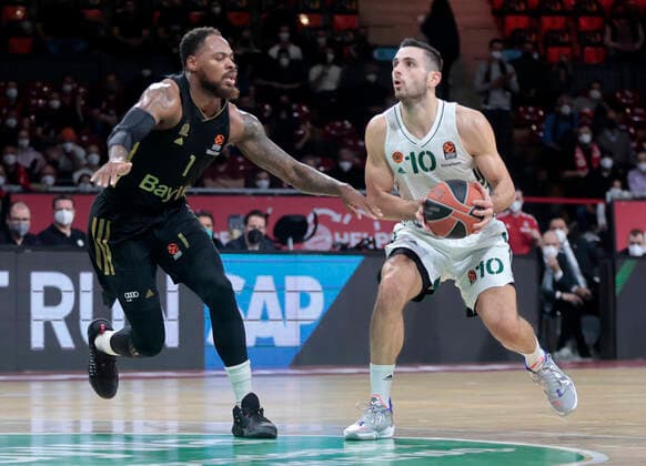 18 11 2021, Euro League FC Bayern Basketball vs Panathinaikos, Audi Dome Munich, basketball, sports, pictured Deshaun Thomas FCB Basketball vs Ioannis Papapetrou Panathinaikos.