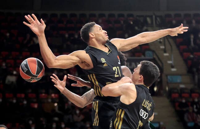 18 11 2021, Euro League FC Bayern Basketball vs Panathinaikos, Audi Dome Munich, basketball, sports, pictured Augustine Rubit FCB Basketball and Vladimir Lucic FCB Basketball vs Okaro White Panathinaikos.