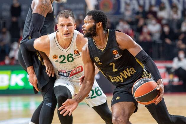 Nemanja Nedovic 26 Panathinaikos Athens , Corey Walden 2 FC Bayern , FC Bayern Basketball vs Panathinaikos Athens, Euroleague, 18 11 2021 Muenchen Bayern Germany Copyright: xkolbert-press UlrichxGamelx