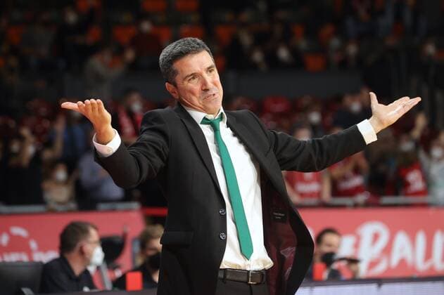 Athens coach Dimitris PRIFTIS basketball, FC Bayern Athens, on 18 11 2021, basketball Euroleague, FC Bayern Muenchen basketball Panathinaikos Opap Athens, 2021 2022 season in Munich, A U D I D O M E, Germany source copyright credit Oryk HAIST x1DX34671.JPGx