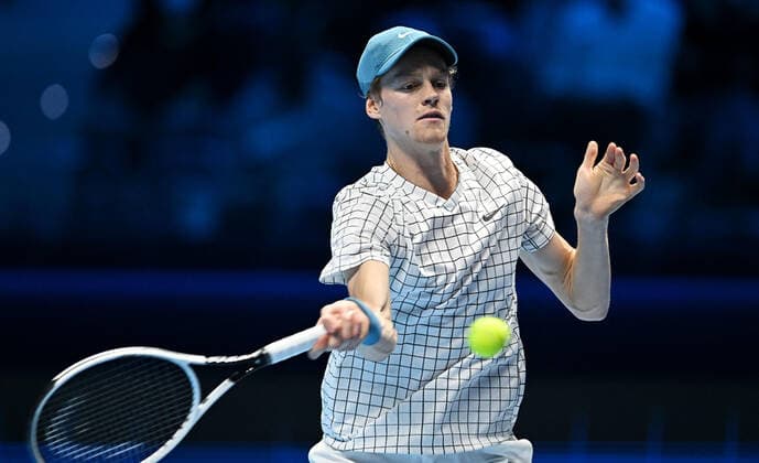 November 18, 2021, Turin, Italy: Jannik Sinner of Italy returns the ball during the match against Danil Medvedev of Russia at the Nitto ATP, Tennis Herren Finals in Turin, Italy, 18 November 2021..ANSA ALESSANDRO DI MARCO Nitto ATP Finals in Turin  - ZUMAa110 20211118_zaf_a110_084 Copyright: xAlessandroxDixMarcox