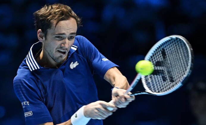 November 18, 2021, Turin, Italy: Daniil Medvedev of Russia returns the ball during the match against Jannik Sinner of Italy at the Nitto ATP, Tennis Herren Finals in Turin, Italy, 18 November 2021..ANSA ALESSANDRO DI MARCO Nitto ATP Finals in Turin  - ZUMAa110 20211118_zaf_a110_086 Copyright: xAlessandroxDixMarcox