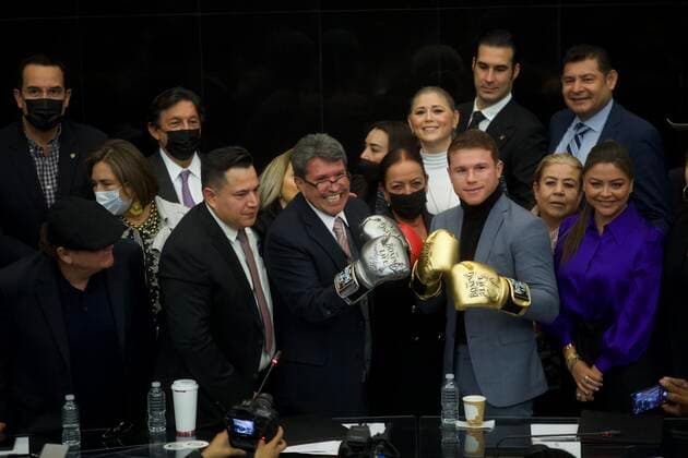 Canelo Alvarez Recognized For His Career In Boxing MEXICO CITY, MEXICO - NOVEMBER 18, 2021: The parliamentary leader for the National Regeneration Movement Party (Morena) in the Senate of the Republic, Ricardo Monreal and the world boxing champion, Saul Ãlvarez El Canelo pose for photos wears golden boxing gloves, accompanied by the Mexican Professional Boxing coach Eddy Reynoso, during the recognition delivery. On November 18, 2021 in Mexico City, Mexico. (Photo by Julian Lopez Eyepix Group) Copyright: xJulianxLopezx EYEPIXGROUP_JL_18112021_19700