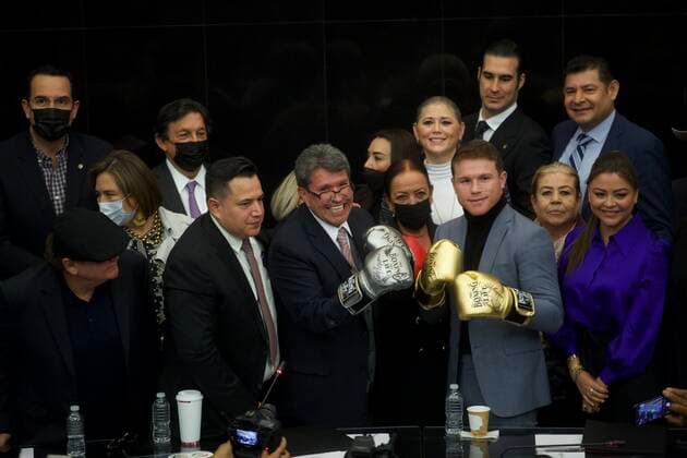 Canelo Alvarez Recognized For His Career In Boxing MEXICO CITY, MEXICO - NOVEMBER 18, 2021: The parliamentary leader for the National Regeneration Movement Party (Morena) in the Senate of the Republic, Ricardo Monreal and the world boxing champion, Saul Ãlvarez El Canelo pose for photos wears golden boxing gloves, accompanied by the Mexican Professional Boxing coach Eddy Reynoso, during the recognition delivery. On November 18, 2021 in Mexico City, Mexico. (Photo by Julian Lopez Eyepix Group) Copyright: xJulianxLopezx EYEPIXGROUP_JL_18112021_19701