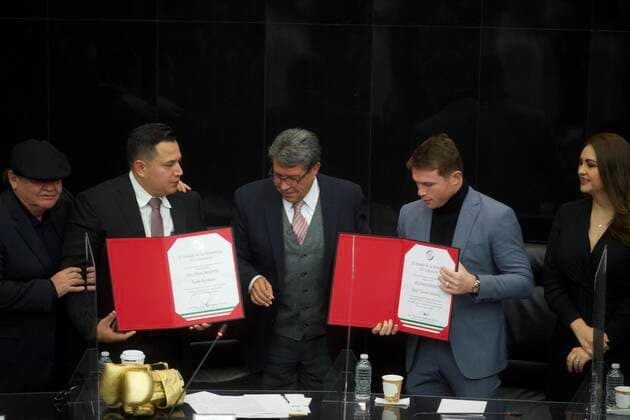 Canelo Alvarez Recognized For His Career In Boxing MEXICO CITY, MEXICO - NOVEMBER 18, 2021: The parliamentary leader for the National Regeneration Movement Party (Morena) in the Senate of the Republic, Ricardo Monreal, gives recognition to the Mexican Professional Boxing coach Eddy Reynoso and the world boxing champion, Saul Ãlvarez El Canelo for their great career in Mexican Boxing. On November 18, 2021 in Mexico City, Mexico. (Photo by Julian Lopez Eyepix Group) Copyright: xJulianxLopezx EYEPIXGROUP_JL_18112021_19692