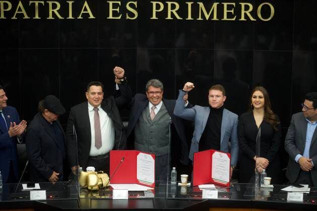 Boxing, Saul Canelo Alvarez receives award from Mexican parliamentary leader Ricardo Monreal