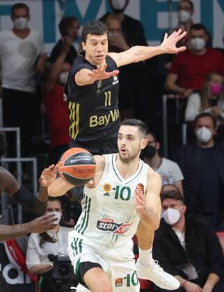 Bayerns 11 Vladimir LUCIC over Athens 10 PAPAPETROU Basketball, FC Bayern Athens, on 18 11 2021, Basketball Euroleague, FC Bayern Muenchen Basketball Panathinaikos Opap Athens, 2021 2022 season in Munich, A U D I D O M E, Germany Source Copyright Credit Oryk HAIST x1DX34636.JPGx