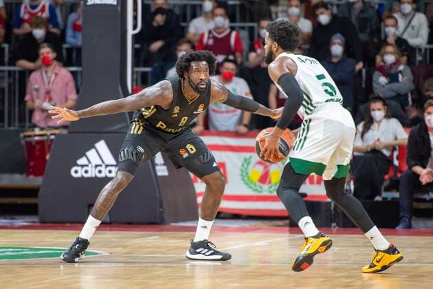 Othello Hunter 8 FC Bayern , Daryl Macon 5 Panathinaikos Athens , FC Bayern Basketball vs Panathinaikos Athens, Euroleague, 18 11 2021 Muenchen Bayern Germany Copyright: xkolbert-press UlrichxGamelx