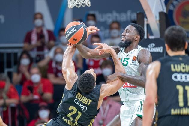 Augustine Rubit 21 FC Bayern , Okaro White 15 Panathinaikos Athens , FC Bayern Basketball vs Panathinaikos Athens, Euroleague, 18 11 2021 Muenchen Bayern Germany Copyright: xkolbert-press UlrichxGamelx