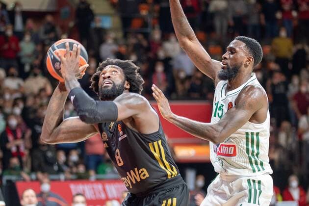 Othello Hunter 8 FC Bayern , Okaro White 15 Panathinaikos Athens , FC Bayern Basketball vs Panathinaikos Athens, Euroleague, 18 11 2021 Muenchen Bayern Germany Copyright: xkolbert-press UlrichxGamelx