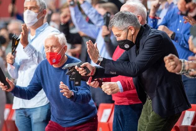 Club President Herbert Hainer FC Bayern Munich cheers on, FC Bayern Basketball vs Panathinaikos Athens, Euroleague, 18 11 2021 Munich Bavaria Germany Copyright: xkolbert-press UlrichxGamelx