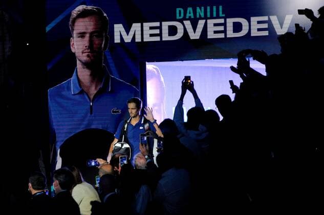 Mandatory Credit: Photo by Ella Ling Shutterstock (12604977ai) Daniil Medvedev of Russia walks onto court Nitto ATP, Tennis Herren World Tour Finals, Day 5, Tennis, Pala Alpitour, Turin, Italy - 18 Nov 2021 Nitto ATP World Tour Finals, Day 5, Tennis, Pala Alpitour, Turin, Italy - 18 Nov 2021  Copyright: xEllaxLing Shutterstockx 12604977ai