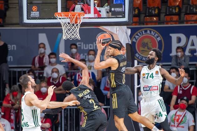 Corey Walden 2 FC Bayern , Nick Weiler Babb 0 FC Bayern , Howard Sant Roos 74 Panathinaikos Athens , FC Bayern Basketball vs Panathinaikos Athens, Euroleague, 18 11 2021 Muenchen Bayern Germany Copyright: xkolbert-press UlrichxGamelx