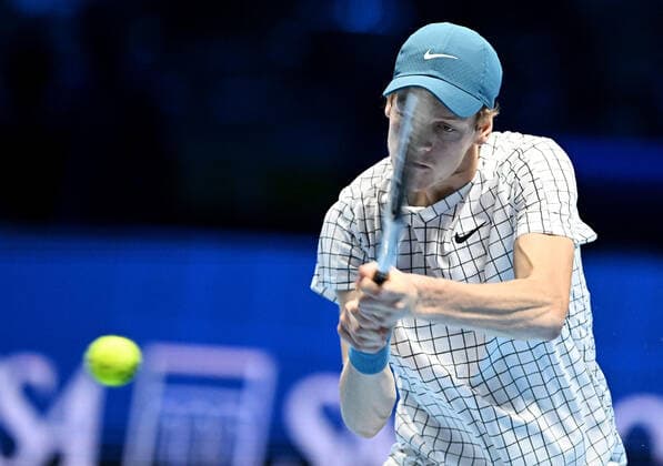 November 18, 2021, Turin, Italy: Jannik Sinner of Italy returns the ball during the match against Danil Medvedev of Russia at the Nitto ATP, Tennis Herren Finals in Turin, Italy, 18 November 2021..ANSA ALESSANDRO DI MARCO Turin Italy - ZUMAa110 20211118_zaf_a110_089 Copyright: xAlessandroxDixMarcox