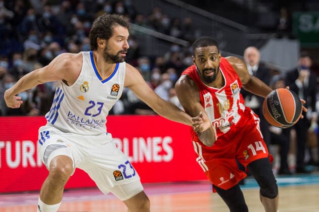 Spain: Real Madrid vs Crvena Zvezad Belgrade Sergio Llull (L) and Austin Hollins (R) during Real Madrid victory over Crvena Zvezad MTS Belgrade (79 - 67) in Turkish Airlines Euroleague regular season (round 11) celebrated in Madrid (Spain) at Wizink Center. November 18th 2021. Madrid Madrid Spain Copyright: JuanxCarlosxGarcíaxMate