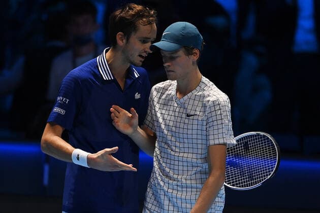 Photo Marco Alpozzi LaPresse November 18, 2021 Turin (Italy) Tennis Nitto ATP, Tennis Herren Finals - men s singles - Round Robin Daniil Medvedev Vs Jannik Sinner In the pic: Daniil Medvedev (Russia) Jannik Sinner (Italy)  Copyright: xMarcoxAlpozzi LaPressex