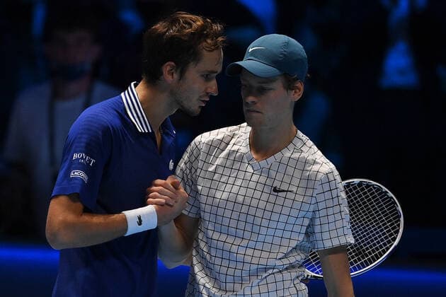 Photo Marco Alpozzi LaPresse November 18, 2021 Turin (Italy) Tennis Nitto ATP, Tennis Herren Finals - men s singles - Round Robin Daniil Medvedev Vs Jannik Sinner In the pic: Daniil Medvedev (Russia) Jannik Sinner (Italy)  Copyright: xMarcoxAlpozzi LaPressex