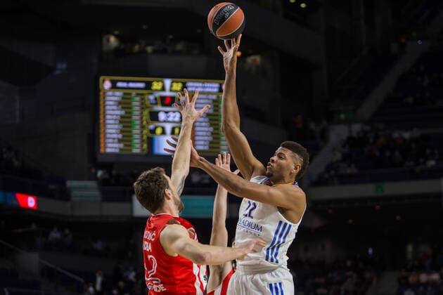 Spain: Real Madrid vs Crvena Zvezad Belgrade Edy Tavares (R) and Ognjen Kuzmi? (L) during Real Madrid victory over Crvena Zvezad MTS Belgrade (79 - 67) in Turkish Airlines Euroleague regular season (round 11) celebrated in Madrid (Spain) at Wizink Center. November 18th 2021. Madrid Madrid Spain Copyright: JuanxCarlosxGarcíaxMate