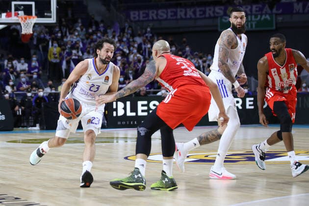 18th November 2021; Wizink Center; Madrid, Spain; Turkish Airlines Euroleague Basketball , Real Madrid versus Crvena Zvezda of Belgrade; Sergio Llull (Real Madrid Baloncesto) brings the ball forward against Maik Zirbes (Crvena Zvezda)  ActionPlus12340141 AgenciaLOF