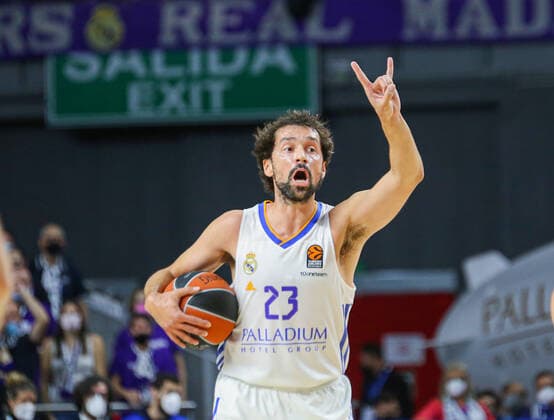 Sport Bilder des Tages 18th November 2021; Wizink Center; Madrid, Spain; Turkish Airlines Euroleague Basketball , Real Madrid versus Crvena Zvezda of Belgrade; Sergio Llull (Real Madrid Baloncesto) signals the play  ActionPlus12340143 AgenciaLOF
