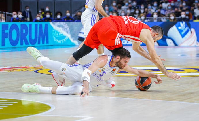 18th November 2021; Wizink Center; Madrid, Spain; Turkish Airlines Euroleague Basketball , Real Madrid versus Crvena Zvezda of Belgrade; Rudy Fernandez (Real Madrid Baloncesto) grapples for the ball against Branko Lazic (Crvena Zvezda)  ActionPlus12340160 AgenciaLOF