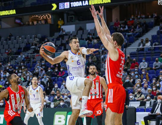 18th November 2021; Wizink Center; Madrid, Spain; Turkish Airlines Euroleague Basketball , Real Madrid versus Crvena Zvezda of Belgrade; Alberto Abalde (Real Madrid Baloncesto) takes the shot over the defense of Ognjen Kuzmic (Crvena Zvezda)  ActionPlus12340165 AgenciaLOF
