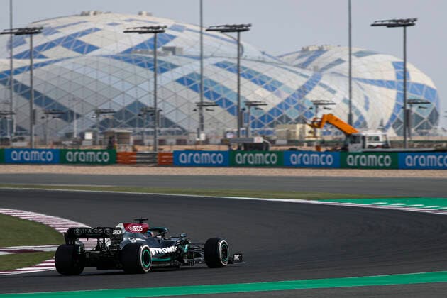 44 HAMILTON Lewis (gbr), Mercedes AMG F1 GP W12 E Performance, action during the Formula 1 Ooredoo Qatar Grand Prix 2021, 20th round of the 2021 FIA Formula One World Championship, WM, Weltmeisterschaft from November 19 to 21, 2021 on the Losail International Circuit, in Lusail, Qatar - F1 - QATAR GRAND PRIX 2021 DPPI Panoramic  00121041_FGO05355.JPG_