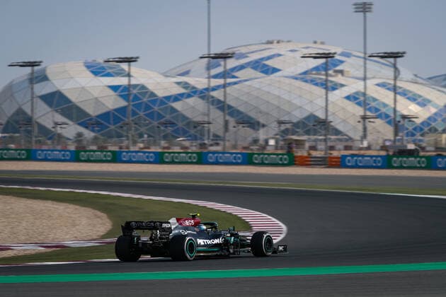 77 BOTTAS Valtteri (fin), Mercedes AMG F1 GP W12 E Performance, action during the Formula 1 Ooredoo Qatar Grand Prix 2021, 20th round of the 2021 FIA Formula One World Championship, WM, Weltmeisterschaft from November 19 to 21, 2021 on the Losail International Circuit, in Lusail, Qatar - F1 - QATAR GRAND PRIX 2021 DPPI Panoramic  20211119_GOODEN_FGO05375