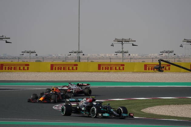Formula 1 Ooredoo Qatar Grand Prix 2021 19 11 2021, Losail International Circuit, Doha, Formula 1 Ooredoo Qatar Grand Prix 2021 ,pictured Valtteri Bottas FIN , Mercedes AMG Petronas Formula One Team, Sergio Perez MEX , Red Bull Racing Honda, Kimi Raikkonen FIN , Alfa Romeo Racing ORLEN nordphotoxGmbHx xBratic nph00250