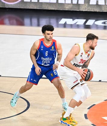 Elijah Bryant (6) of Anadolu Efes Istanbul and Donatas Motiejunas (20) of AS Monaco during the Turkish Airlines Euroleague match between Anadolu Efes Istanbul and As Monaco at Sinan Erdem Arena in Istanbul , Turkey on November 19 , 2021. 