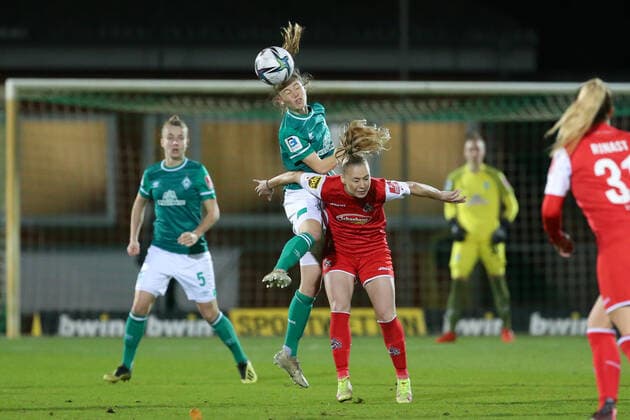 f l Ina Timmermann SV Werder Bremen, 21 and Weronika Zawistowska 1 FC Köln, 24 in header duel, header, duel, action, action, game scene, THE DFB DIRECTIVES PROHIBIT ANY USE OF PHOTOGRAPHS AS IMAGE SEQUENCES AND OR QUASI VIDEO , 19 11 2021, Bremen Germany , Football, Flyeralarm Frauen Bundesliga, SV Werder Bremen 1 FC Köln xobx