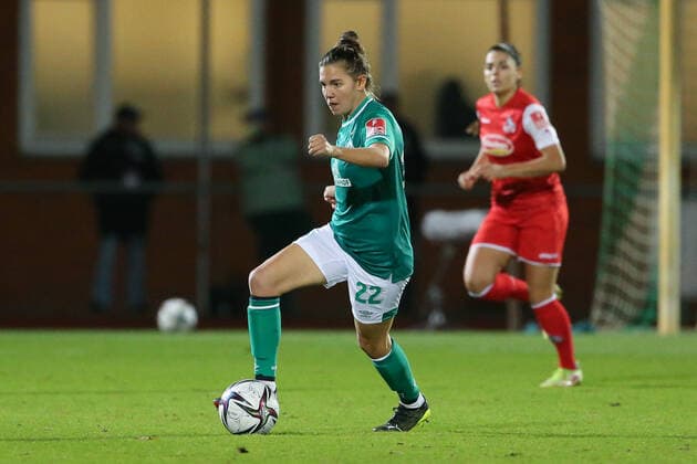 v li Rieke Dieckmann SV Werder Bremen, 22 on the ball, single image, full body, action, game scene, THE DFB DIRECTIVES PROHIBIT ANY USE OF PHOTOGRAPHS AS IMAGE SEQUENCES AND OR QUASI VIDEO , 19 11 2021, Bremen Germany , Football, Flyeralarm Womens Bundesliga, SV Werder Bremen 1 FC Köln xobx