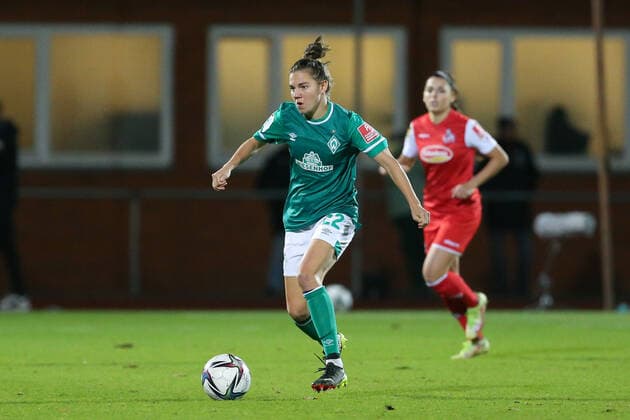 v li Rieke Dieckmann SV Werder Bremen, 22 on the ball, single image, full body, action, game scene, THE DFB DIRECTIVES PROHIBIT ANY USE OF PHOTOGRAPHS AS IMAGE SEQUENCES AND OR QUASI VIDEO , 19 11 2021, Bremen Germany , Football, Flyeralarm Womens Bundesliga, SV Werder Bremen 1 FC Köln xobx