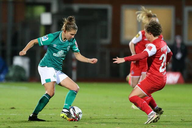 f l Rieke Dieckmann SV Werder Bremen, 22 and Anja Pfluger 1 FC Köln, 20 in duel, duel, dynamic, action, game scene, THE DFB REGULATIONS PROHIBIT ANY USE OF PHOTOGRAPHS AS IMAGE SEQUENCES AND OR QUASI VIDEO , 19 11 2021, Bremen Germany , Football, Flyeralarm Frauen Bundesliga, SV Werder Bremen 1 FC Köln xobx