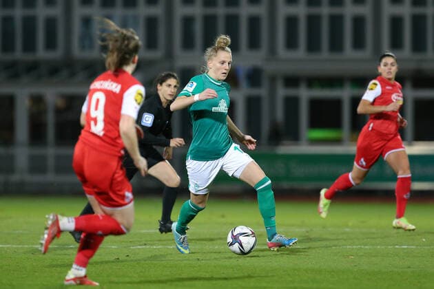 v li Lina Hausicke SV Werder Bremen, 18 on the ball, single image, full body, action, game scene, THE DFB DIRECTIVES PROHIBIT ANY USE OF PHOTOGRAPHS AS IMAGE SEQUENCES AND OR QUASI VIDEO , 19 11 2021, Bremen Germany , Football, Flyeralarm Womens Bundesliga, SV Werder Bremen 1 FC Köln xobx
