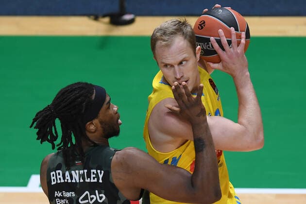 Russia Basketball Euroleague UNICS - Alba 6699932 19.11.2021 UNICS Jarrell Brantley, left, and Alba s Luke Sikma struggle for a ball during the Euroleague basketball match between UNICS Kazan and Alba Berlin, in Kazan, Russia s Republic of Tatarstan. Maksim Bogodvid Sputnik Kazan Russia  Copyright: xMaksimxBogodvidx