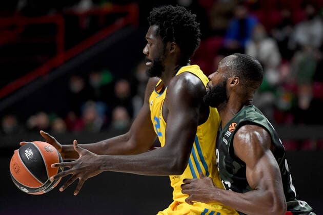 Russia Basketball Euroleague UNICS - Alba 6699936 19.11.2021 Alba s Christ Koumadje, left, and UNICS Tonye Jekiri struggle for a ball during the Euroleague basketball match between UNICS Kazan and Alba Berlin, in Kazan, Russia s Republic of Tatarstan. Maksim Bogodvid Sputnik Kazan Russia  Copyright: xMaksimxBogodvidx