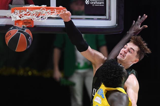 Russia Basketball Euroleague UNICS - Alba 6699939 19.11.2021 Alba s Christ Koumadje, left, and UNICS Mario Hezonja struggle for a ball during the Euroleague basketball match between UNICS Kazan and Alba Berlin, in Kazan, Russia s Republic of Tatarstan. Maksim Bogodvid Sputnik Kazan Russia  Copyright: xMaksimxBogodvidx