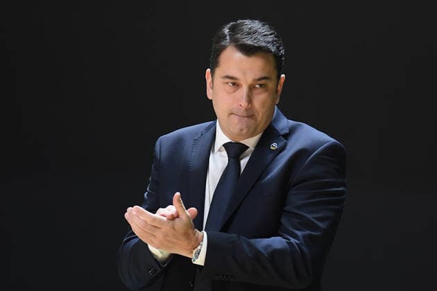 Russia Basketball Euroleague UNICS - Alba 6699946 19.11.2021 Alba s head coach Israel Gonzalez reacts during the Euroleague basketball match between UNICS Kazan and Alba Berlin, in Kazan, Russia s Republic of Tatarstan. Maksim Bogodvid Sputnik Kazan Russia  Copyright: xMaksimxBogodvidx