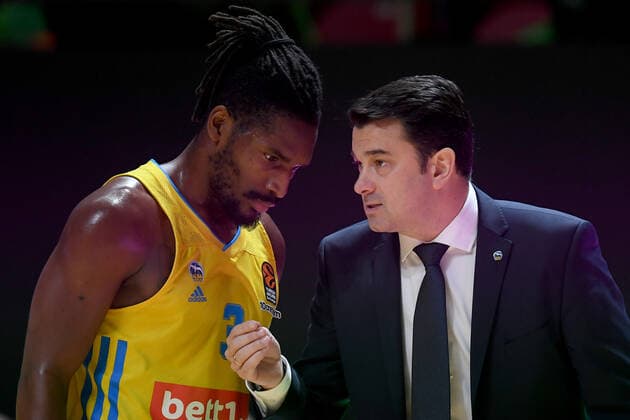 Russia Basketball Euroleague UNICS - Alba 6699949 19.11.2021 Alba s head coach Israel Gonzalez, right, directs Jaleen Smith during the Euroleague basketball match between UNICS Kazan and Alba Berlin, in Kazan, Russia s Republic of Tatarstan. Maksim Bogodvid Sputnik Kazan Russia  Copyright: xMaksimxBogodvidx