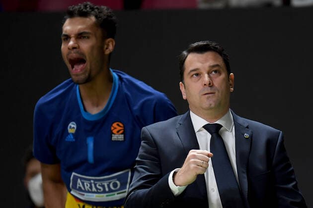 Russia Basketball Euroleague UNICS - Alba 6699953 19.11.2021 Alba s Oscar Da Silva, left, and Alba s head coach Israel Gonzalez react during the Euroleague basketball match between UNICS Kazan and Alba Berlin, in Kazan, Russia s Republic of Tatarstan. Maksim Bogodvid Sputnik Kazan Russia  Copyright: xMaksimxBogodvidx