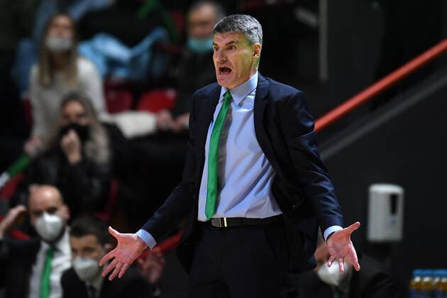 Russia Basketball Euroleague UNICS - Alba 6699958 19.11.2021 UNICS head coach Velimir Perasovic reacts during the Euroleague basketball match between UNICS Kazan and Alba Berlin, in Kazan, Russia s Republic of Tatarstan. Maksim Bogodvid Sputnik Kazan Russia  Copyright: xMaksimxBogodvidx