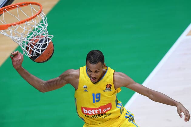 Russia Basketball Euroleague UNICS - Alba 6699974 19.11.2021 Alba s Louis Olinde scores during the Euroleague basketball match between UNICS Kazan and Alba Berlin, in Kazan, Russia s Republic of Tatarstan. Maksim Bogodvid Sputnik Kazan Russia  Copyright: xMaksimxBogodvidx